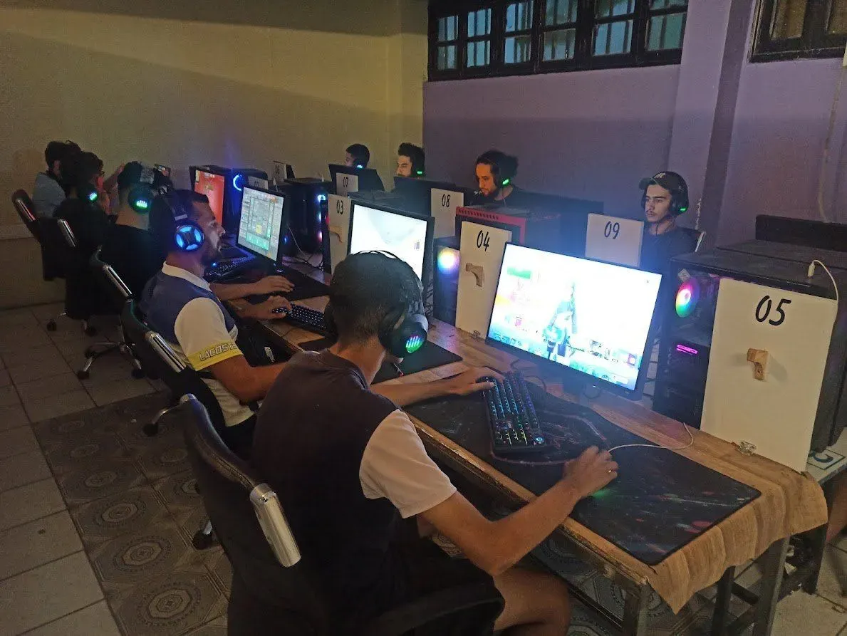 Joueurs en LAN sur les PC de la salle LAN